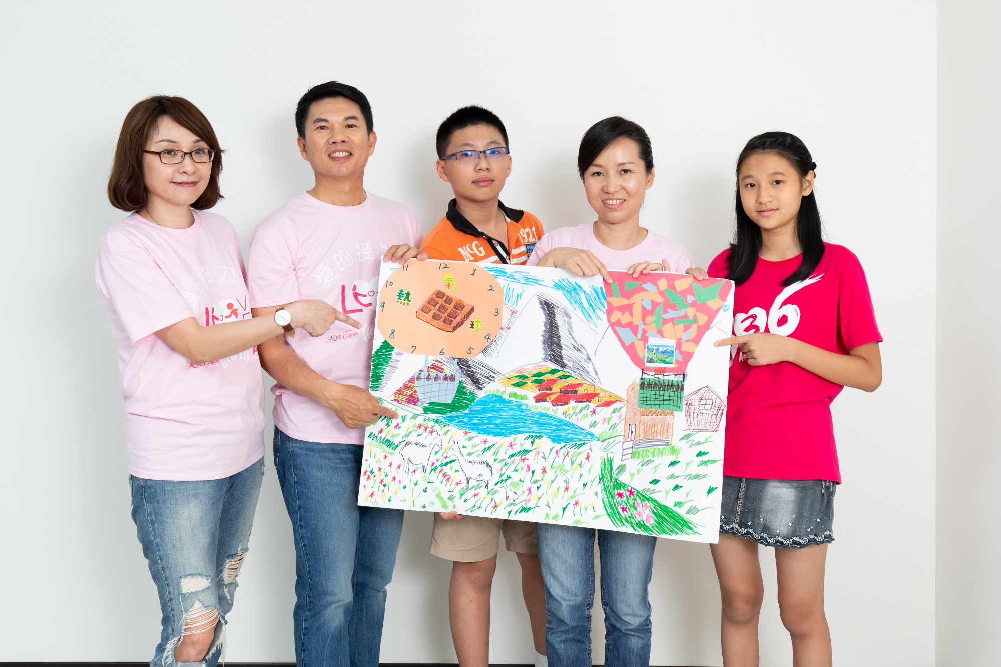 AIA友邦人壽總經理侯文成家庭和愛奇兒陳貞潓家庭展示成果：乘著巧克力手錶熱氣球去到風光明媚的瑞士